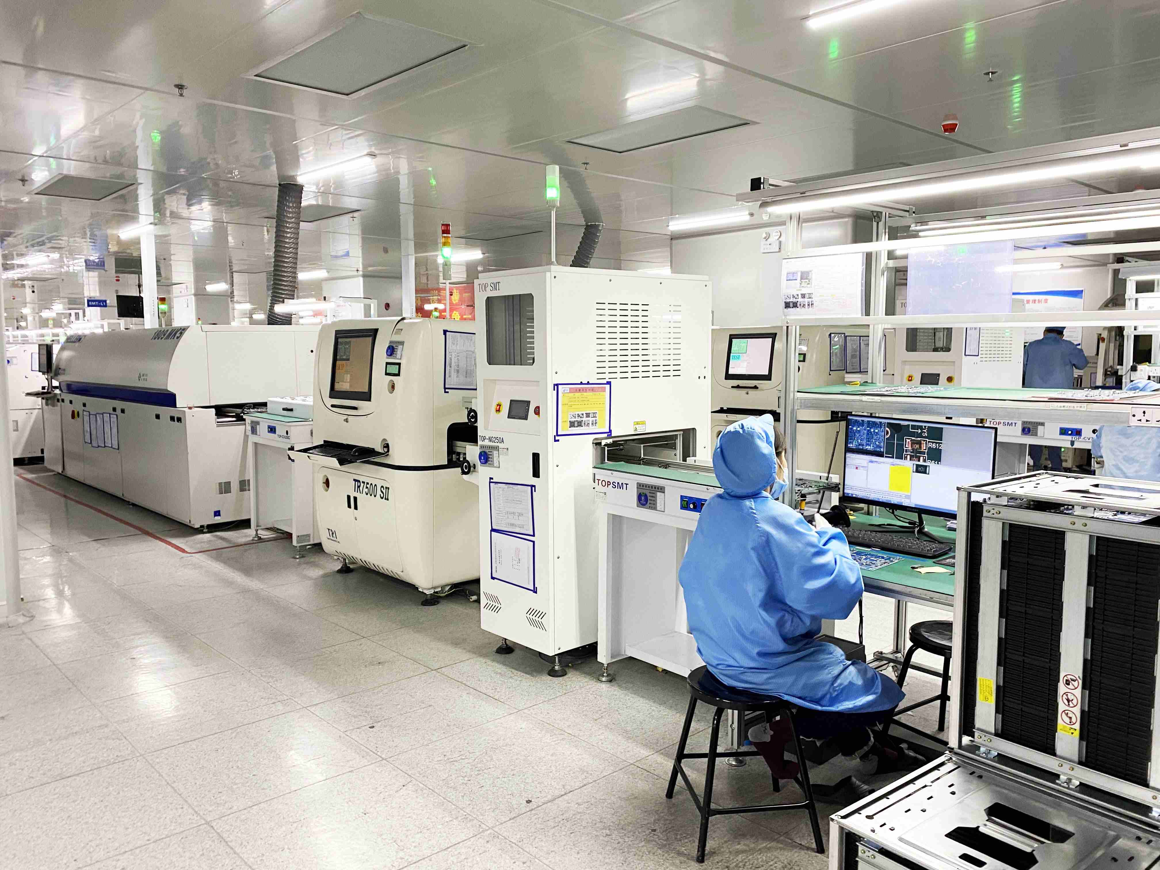 什么是SMT贴片红胶?_无锡新能源贴片厂(图1) 工人目检_.jpg