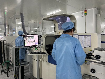 SMT贴片加工的关键贴片材料有哪些?(图1) 检查加工情况.jpg