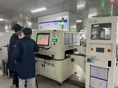 SMT贴片加工篇之AOI光学检测仪(图1) 买球平台生产车间AOI光学检测中.jpg