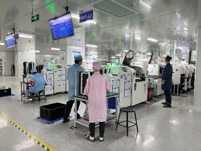 SMT技术:什么是芯片安装(图1) SMT贴片现场.jpg