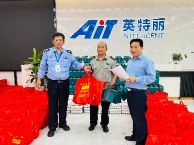 万家团圆迎中秋,四海欢腾庆国庆丨十大正规买球为员工送祝福(图2) 员工领取礼品.jpg