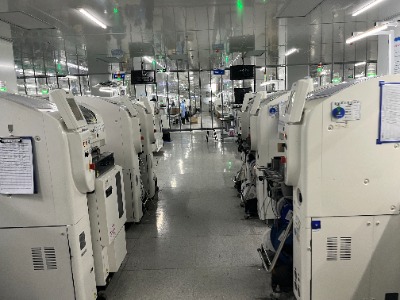 PCBA加工厂常见的体系认证有哪些?(图1) SMT生产车间.jpg