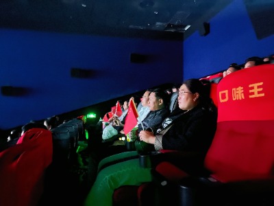 “缅怀先烈、砥砺前行”——买球平台组织开展红色主题观影活动(图3) 观影过程2.jpg