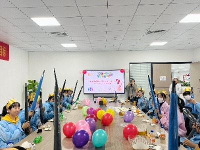 感恩相遇、温暖同行——十大正规买球员工生日会圆满举行(图3) 生日礼物.jpg