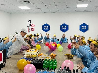 感恩相遇、温暖同行——十大正规买球员工生日会圆满举行(图2) 分发生日蛋糕.jpg