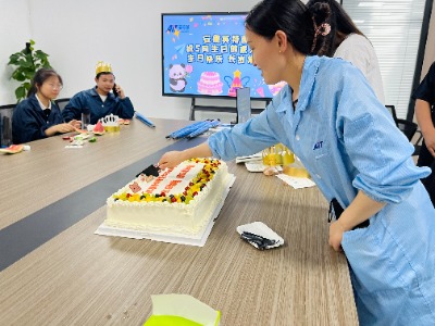 共悦生辰,温暖同行——买球平台电子5月员工生日会活动圆满结束(图3) 切生日蛋糕.jpg