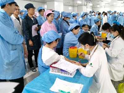 买球平台:公司关爱有温度,健康体检暖人心(图2) 员工体检抽血.jpg
