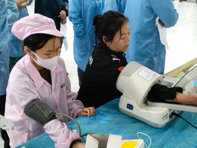 买球平台:公司关爱有温度,健康体检暖人心(图3) 员工体检量血压.jpg