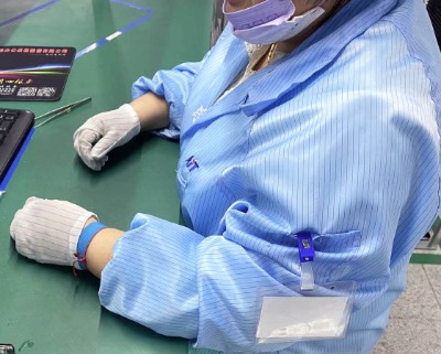 了解smt贴片加工中的静电源(图1) 佩戴静电手环_十大正规买球smt贴片加工.jpg