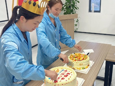 员工生日会切蛋糕_十大正规买球电子.jpg