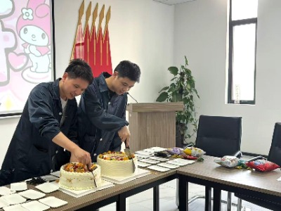 情暖英特丽,共庆生辰——买球平台员工生日会温馨落幕(图2) 员工生日会切蛋糕_十大正规买球.jpg